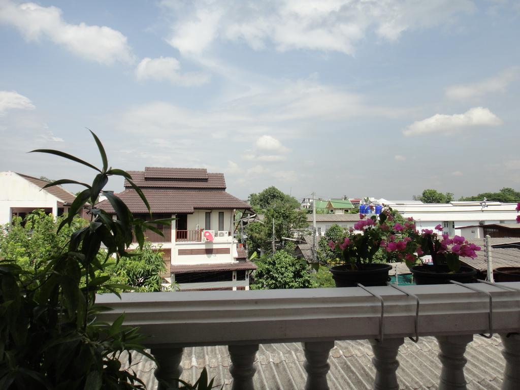 The Red Hibicus Guest House Chiang Mai Exterior photo